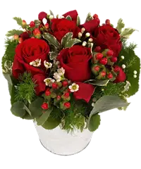 Composizione di rose bacche rosse