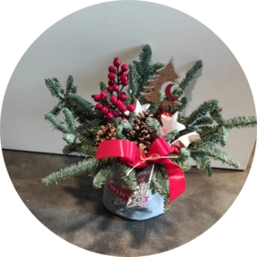 Composizione  pino e soggetti natale